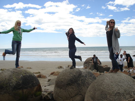 posing mit backround-schulkindern..