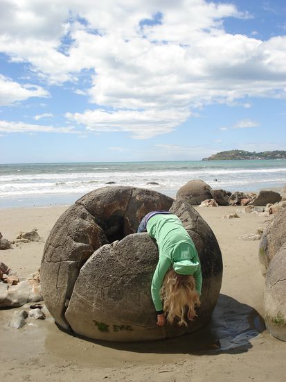 einige kugeln sind aufgebrochen.. oder sogar zerbrochen. aus ihnen wachsen wundersame gruene dinge..