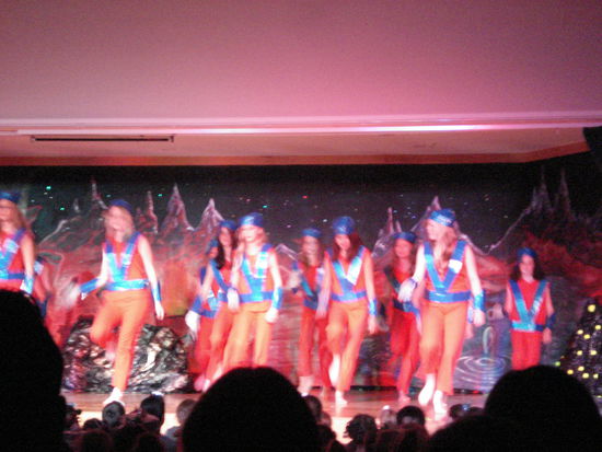 tanz der ausserirdischen (kim 4.v.r.)  