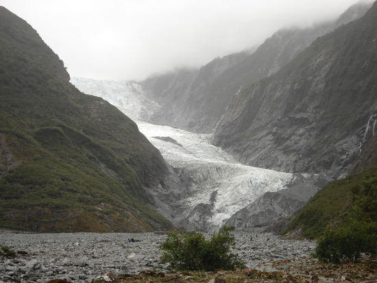 - steht man am fusse des gletschers! von hier aus sind es noch 2 kilometer fussmarsch! lustige optische taeuschung, oder? wir dachten alle, es sind nur noch 300 meter...