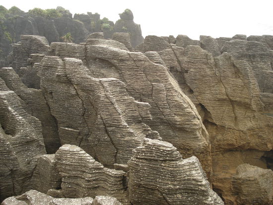 pancake rocks! die ruhe des bildes truegt- es ist laut und stuermisch!