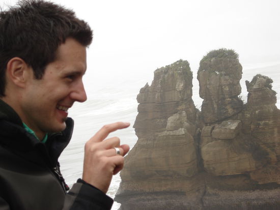 einige steine haben lustige gestalt angenommen, so wie dieser indianer, den stephan grad an der nase kitzelt.. 