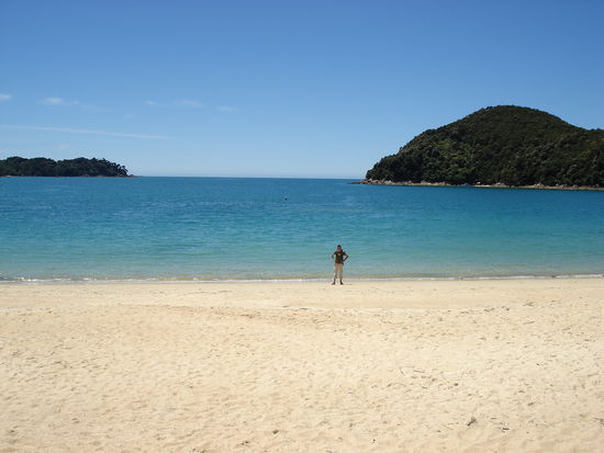 solche straende saeumen unseren weg! weites meer, weiches gold, so weit das auge reicht! und da- ein mini-stephan! 