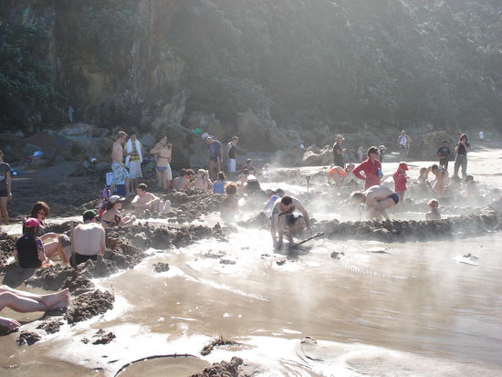 da sind wir! es ist schwierig, noch ein plaetzchen zu finden! dort, wo es dampft, verbrennt man sich die fuesse!