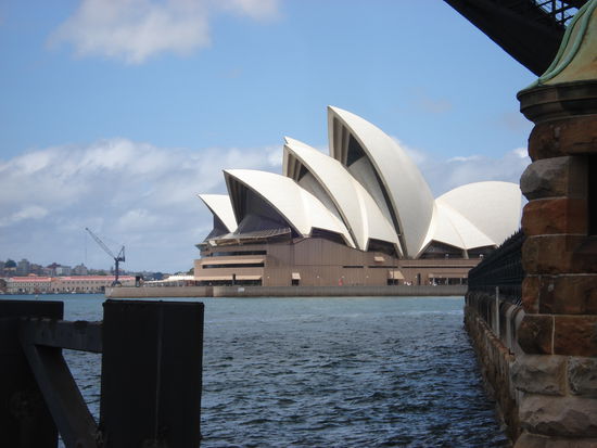 am fuße der brücke, blick auf das opernhaus