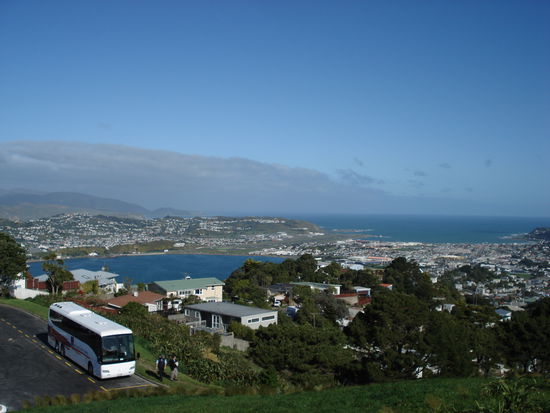 blick auf das hinterland von wellington. am horizont sieht man die suedinsel bei wolkenlosem himmel, hier ist nur dr ozean zu sehen, der zwischen den beiden inseln "durchlaeuft"..