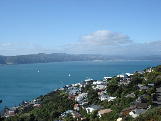 rechts von der city liegen die wunderschoenen hauser, die in die haenge der berge gebaut werden.. seeehhhr schoen!