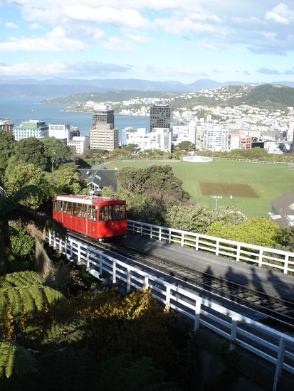 der rote cable-car wagon zuckelt ca 3 minuten ganz nach oben..