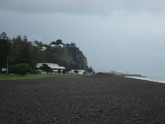 der strand besteht aus schwarzen kieselsteinen.. schoen warm im sommer