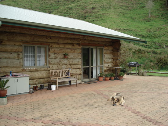 die hauswand besteht aus diesen dicken holzbalken, sieht von inne  genauso aus- sehr gemuetlich! nur trinity darf nich rein! 