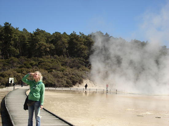 also, man stelle sich vor, ganz luebeck versammelt sich in der muk, vorher gabs eiersalat mit zwiebeln und sauerkraut. und dann stellen alle auf komando einen koffer in die muk! und der geht niemals weg!!!  sorry, aber ich musste mal eben das ausmass der geruchserfahrung dort beschreiben..  vielen dank fuer die aufmerksamkeit..