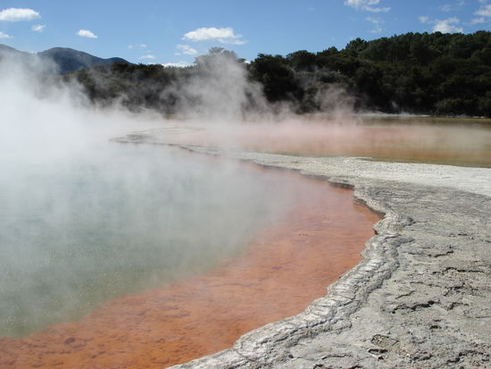 champaigne-pool.. darunter ist ein kilometerlanger riss in der erde, relativ warm dort unten..