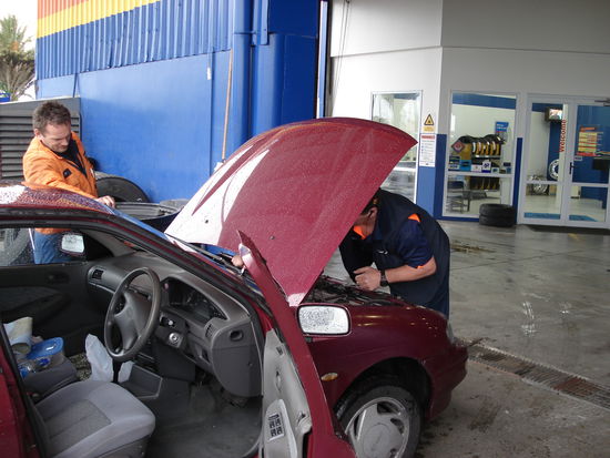werkstatt jungs.. zum schluss waren es 4. alles nur wegen einem kleinen scheibenwischer.. 