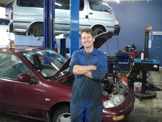 zweite werksatt, chefsache. in bordeauxrot: wischeramputierte kia.