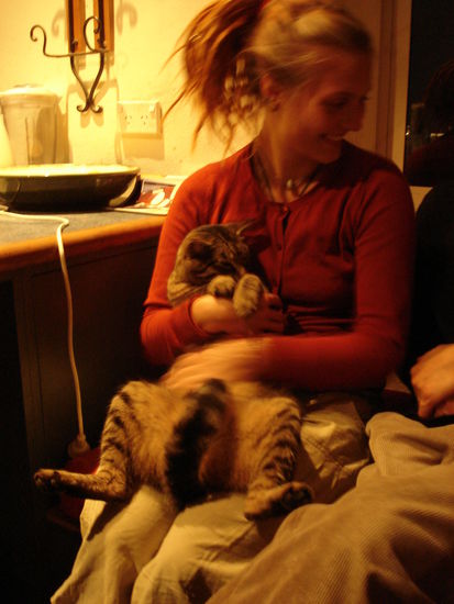 ida, die schwedin und freundin von cesar, mit kater thunder, der jede nacht auf meinem bett schlaeft! sehr netter kater, sehr nette ida!