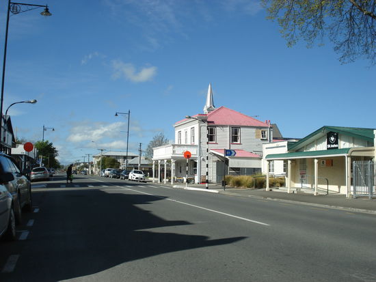 die huebsche schlachterei von weiter weg.. mit rosa dach, wie schoen!
