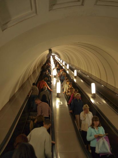 Rolltreppe die die Fahrgäste mind. 40m unter die Erde transportiert...