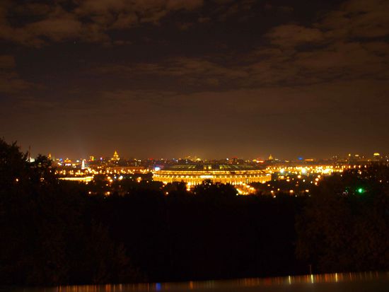 Moskau bei Nacht, im Vordergrund das Olympiastadion