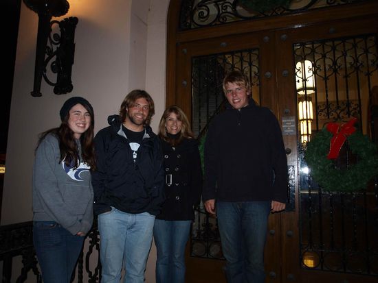 Vor der Kirche an Heiligabend