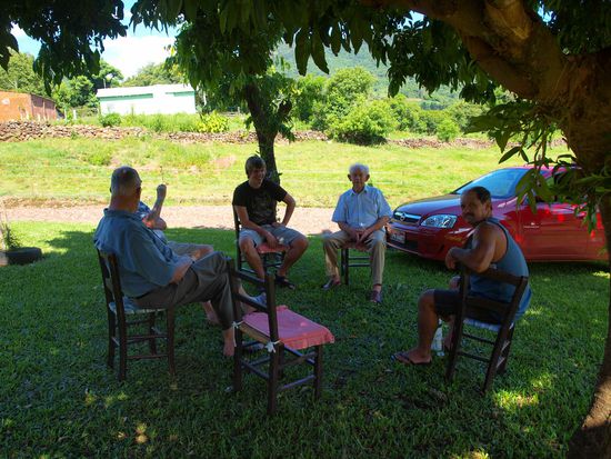 Männerrunde mit "geeistem" Bier und Geschichten aus dem gelobten Lande