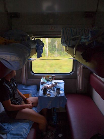 Zugabteil, Lukas in Unterhose 