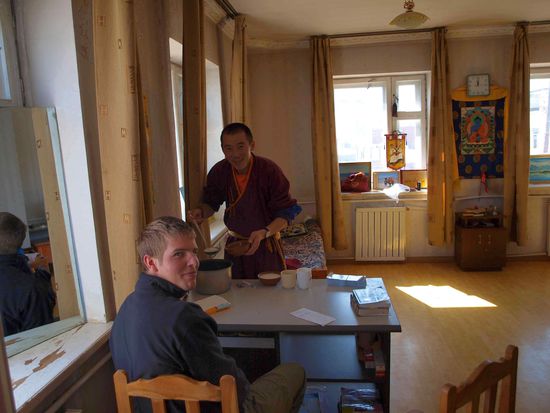 freundliche Bewirtung mit Airag