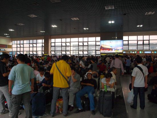 Menschenmassen in einer von 12 riesigen Wartehallen am Westbahnhof in Peking