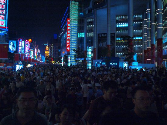 Ein bis zwei Chinesen auf der Straße
