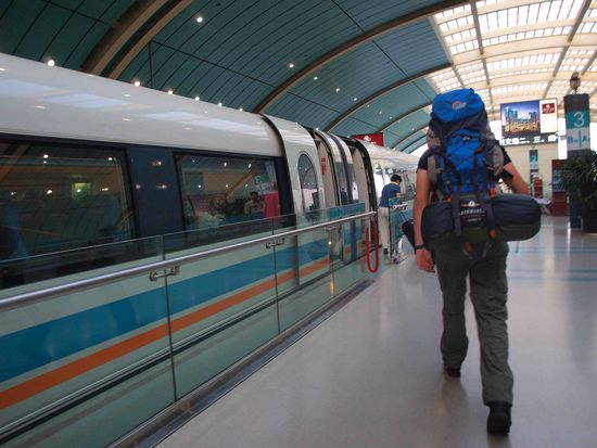 Mit dem Transrapid aus der Innenstadt von Shanghai ab zum Airport