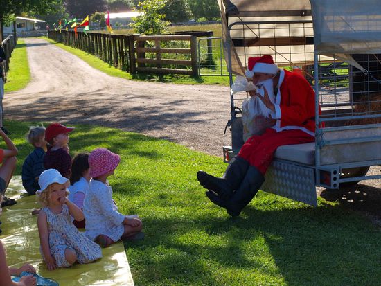 SANTA!!! 1. Advent bei 25°C und die Sonne knallt vom Himmel - da kommt man doch in Weihnachtsstimmung  
Naja, wenigstens gabs Bratwurst... und Schnittchen