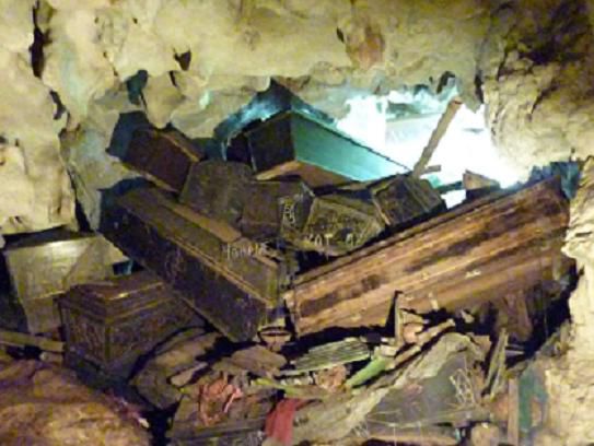 Die Saerge im innern der Grotte.