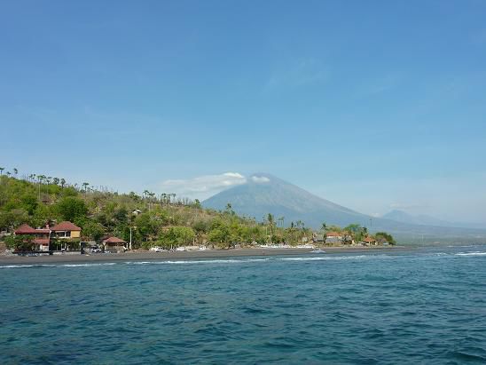 Hier noch Amed vom Boot aus mit dem super Blick Richtung Vulkan (Gunung Agung) auf Bali.