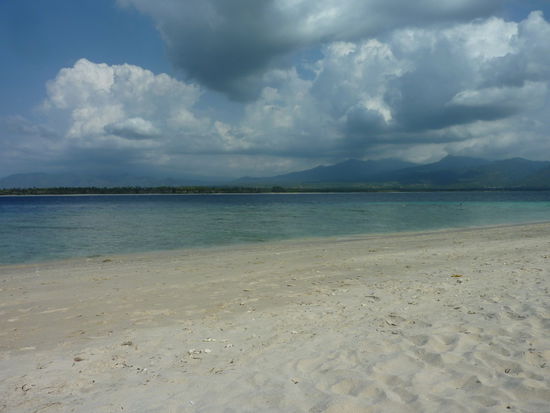 Der Hauptstrand mit Blick Richtung Lombok. Bei viel Betrieb gibts hier ca. 50-80 Leute