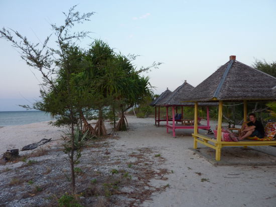 In diesen kleinen Huetten kann gegesen, getrunken oder nur entspannt werden. Zu leger.