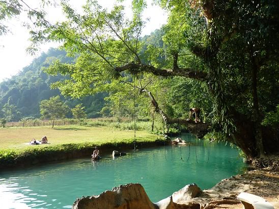 Der Pool vor Tham Pou Kham. Super auch einfach mal zum einen Nachmittag verhaengen... Wie ein Freiband.