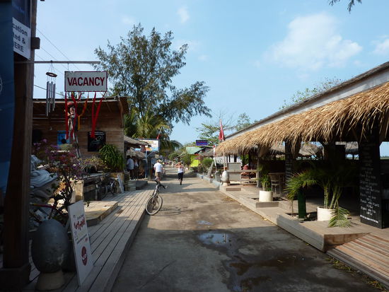 Die doch schon lange und sehr grosse Hauptsrasse (im Verhältnis zu den anderen beiden Inseln)...