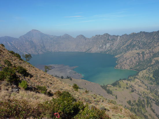 Vom Camp der Blick zum Kratersee