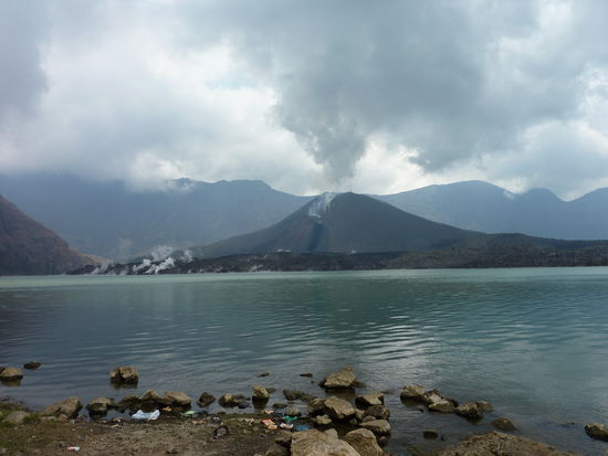 Der Blick zum Rinjani vom See aus.