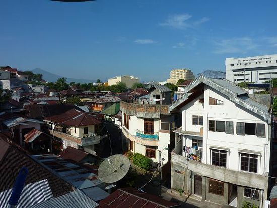 Blick vom Hotel ueber Manado