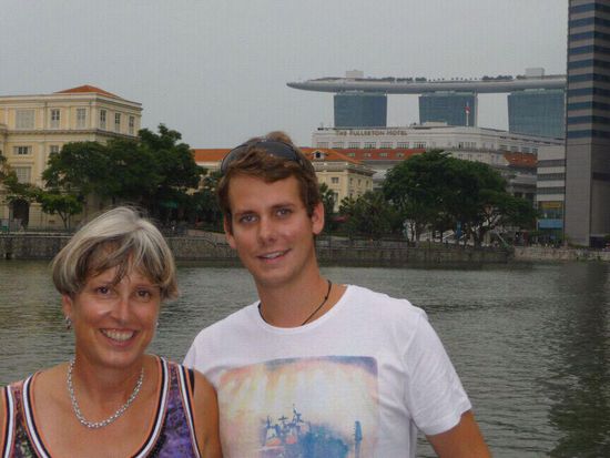 Das Marina Bay Hotel im Hintergrund