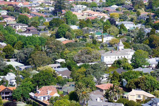 ...und deshalb auch gross, da jeder ein Haus und Garten haben muss