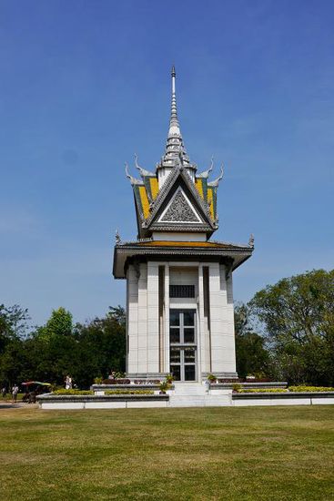 Die Stupa auf den Killing Fields beherbergt heute Überreste von den getöteten Menschen.