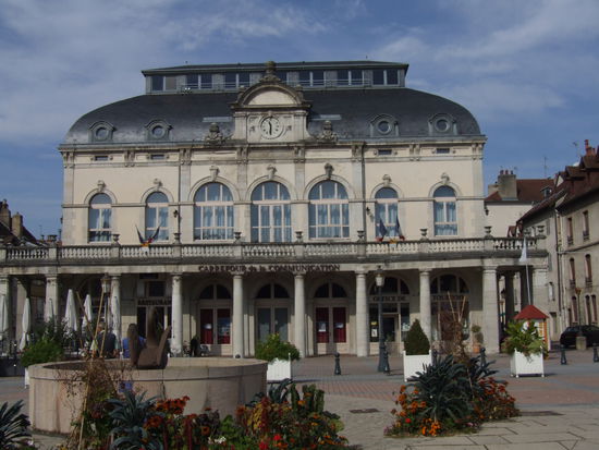 Das Theater von Lons-le-Saunier mit einem schönen Café.
