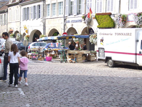 Markt in Lons-le-Saunier mit den Einkaufspassagen unter den Arkaden