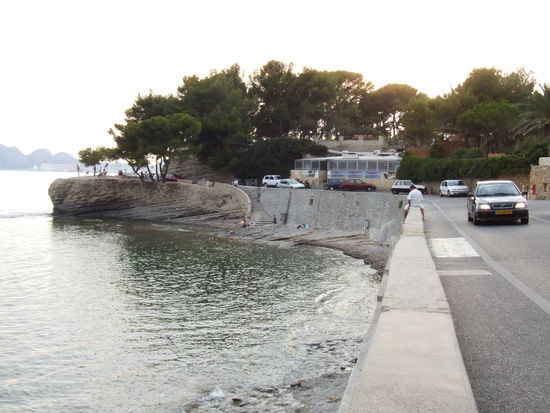 Der "Strand" von La Ciotat. Unter den Bäumen ist der Campingplatz.