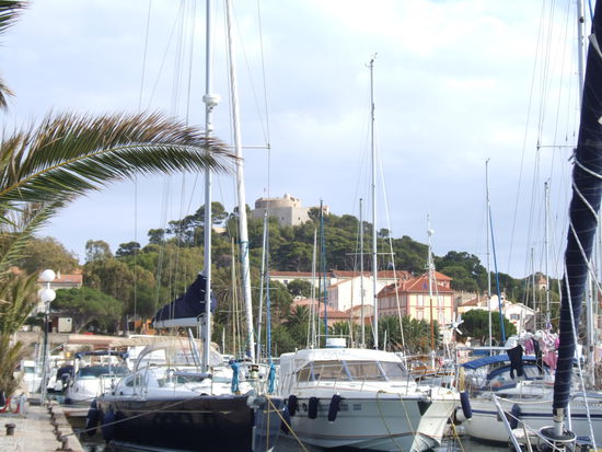 Das Insel-Städtchen mit dem Yachthafen und dem Fort Sainte Agathe