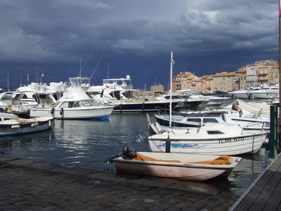 Ein aufziehendes Gewitter beendet unseren Besuch in der Welt der Schönen und Reichen