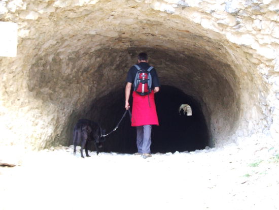 Eingang zum "Kleinen Tunnel" mit Licht am Ende