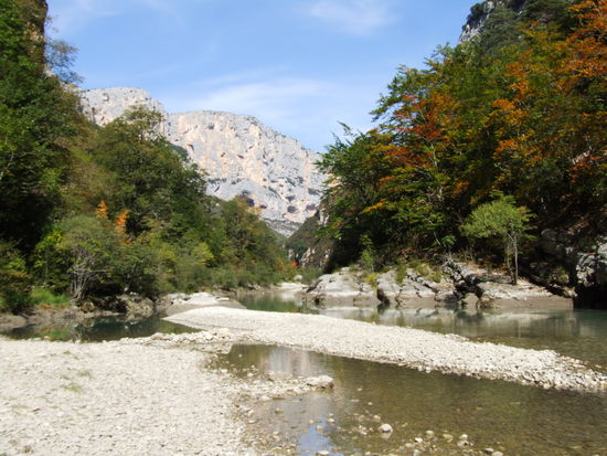 Am Talgrund. Der Verdon führt hier nur wenig Wasser
