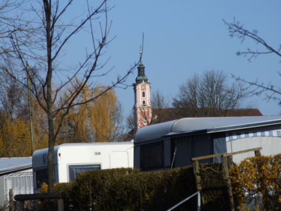 Campingplatz mit Blick auf die Klosterkirche Birnau